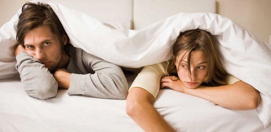 αναστατωμένος γυναίκα και άνδρας με κακή ισχύ