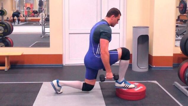 Άσκηση Lunges με αλτήρες, αυξάνοντας την ανδρική ισχύ